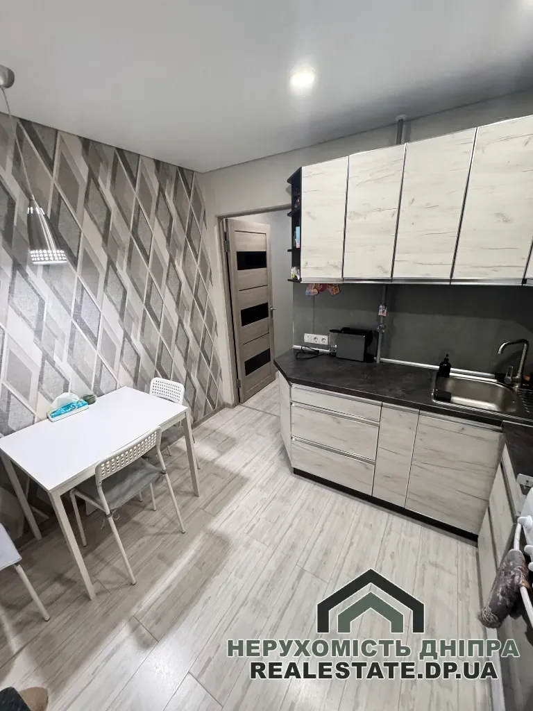 Продам 3к квартиру 44.3 м² Червоний камінь Савкіна вул. 6 Новокодакский район · 1