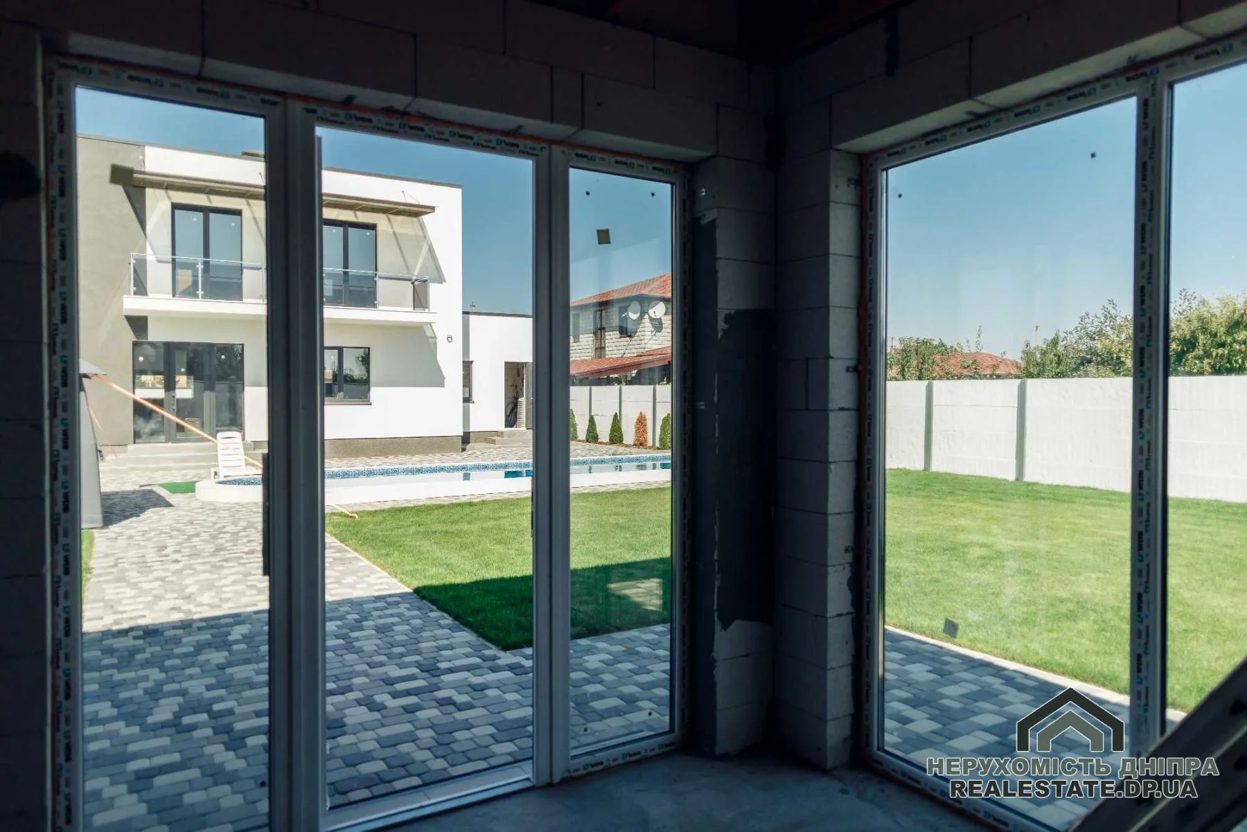 Продаж 2 поверхового будинку 218 м², 5 кімнат з басейном і ділянкою на 10 соток