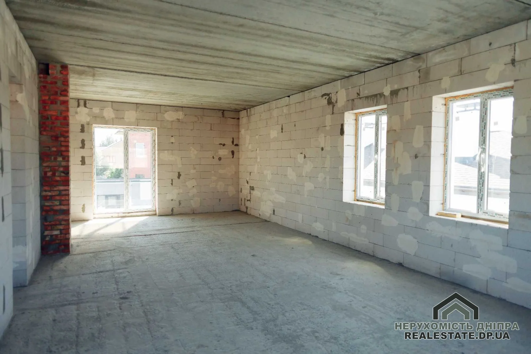 Продаж 2 поверхового будинку 218 м², 5 кімнат з басейном і ділянкою на 10 соток · 3