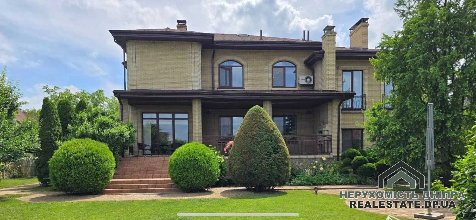 Продається 3 кімнатний будинок 313 м², 15 сот у районі Золоті ключі