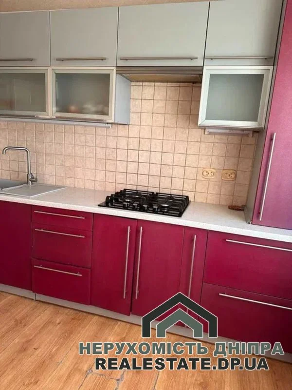 Продам в Дніпрі 3к на Парусі з індивідуальним газовим опаленням та ремонтом · 2