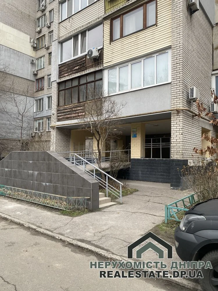 Продам 3 кімнатну квартиру 90 м² на Крутогірний узвіз 9 (вул. Рогальова) вартість разом з гаражем · 1